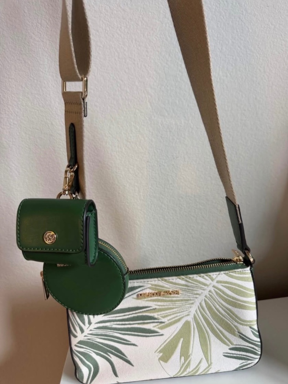 Michal Kors jet set travel crossbody